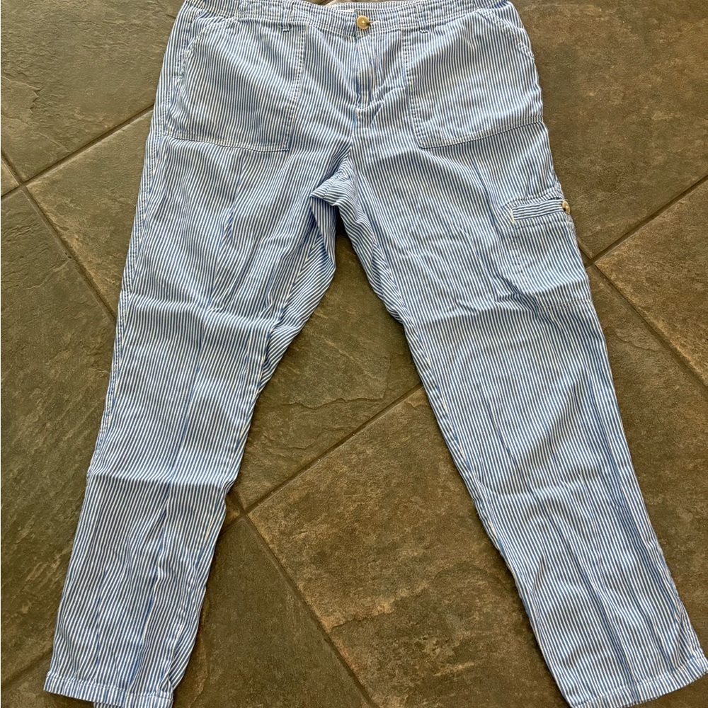 Women’s Liz Claiborne Blue and White Striped Capri With Cargo Pocket Siz…
